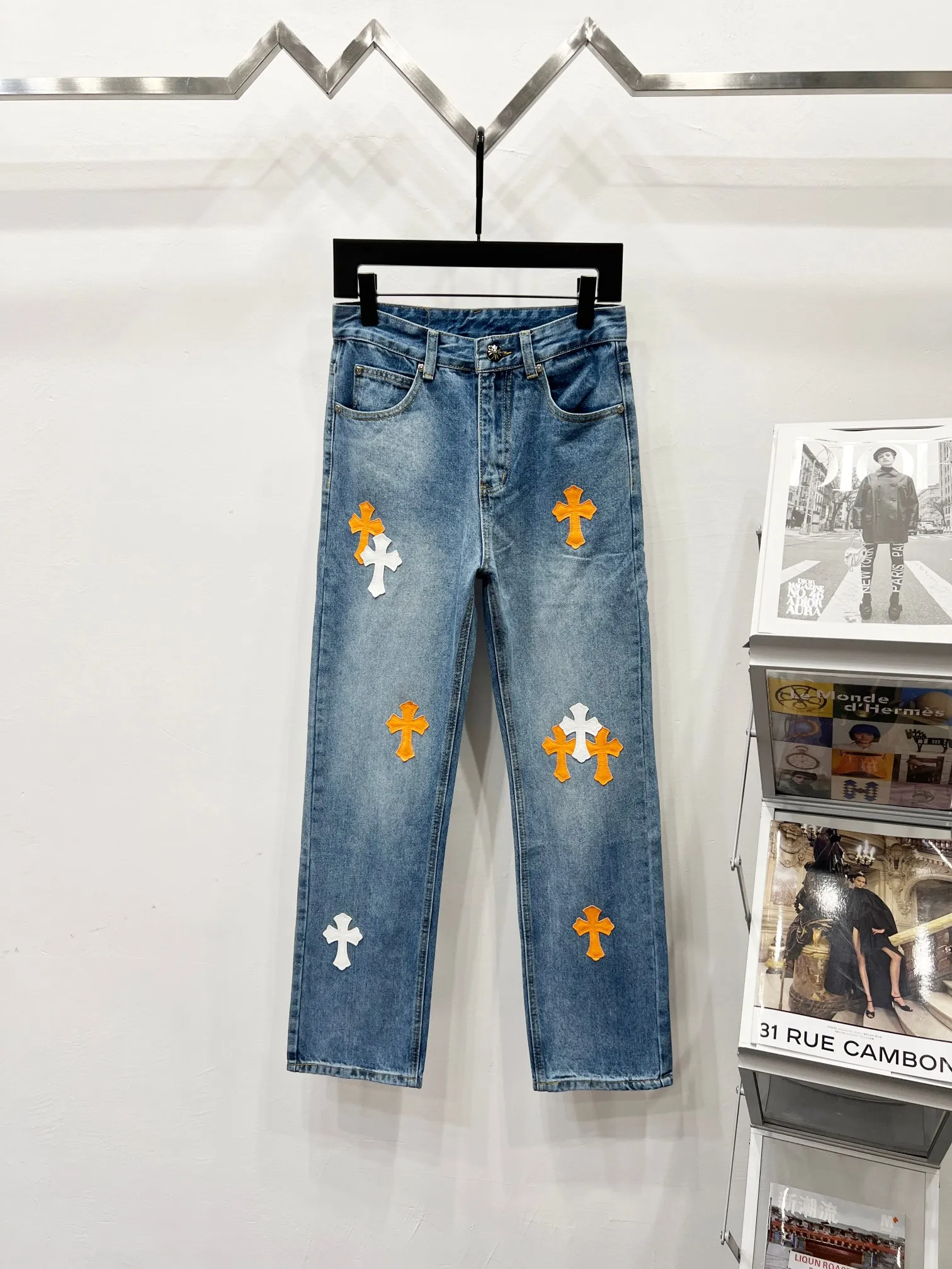 P260 Style No.: (K550) Chrome Hearts & CH city limited series Sanskrit cross patch leather jeans need to be washed and then disassembled and hand-stitched with sheepskin cross leather and then spliced ​​together to complete. The whole process is too complicated to explain. The texture can be seen in the hand, and it looks good. The styles with different washed textures are very friendly to people with thin legs and thick legs. The straight version is very flattering to the leg shape. The moderate length is timeless and can be matched easily and casually. It is the basic styling foundation for various styles and is a must-have in the wardrobe! The fabric is stiff but also makes the upper body soft without losing texture. The washing process is even more perfect. It is a must-have item for everyone! ! ! Washed wheat, hang tag, pants label, three labels are complete, the upper body effect is particularly stiff and stylish, super stylish, same style for men and women - Color: orange and orange Size: 28 30 32 34